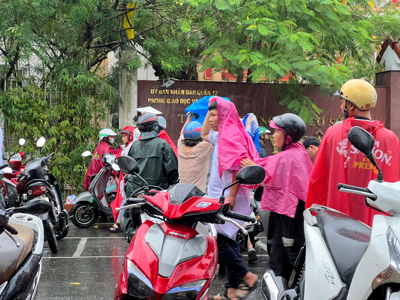 Các thí sinh tìm đến người thân để được an ủi sau buổi thi Toán. Ảnh: Phương Anh