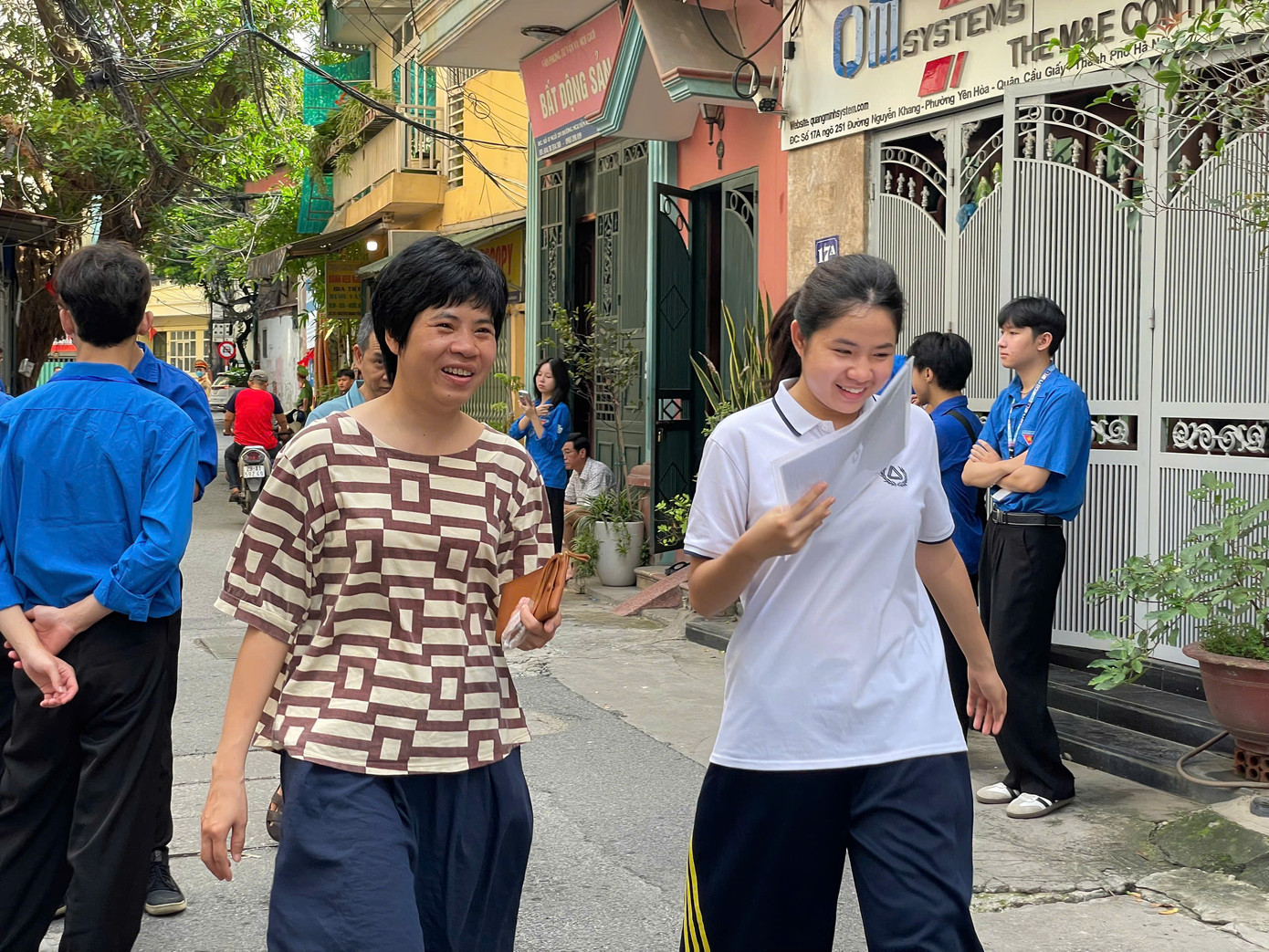 Các bạn teen tự tin đến trường thi trong buổi sáng thi Ngữ văn, môn thi đầu tiên của kỳ thi. Ảnh: Huyền Chi