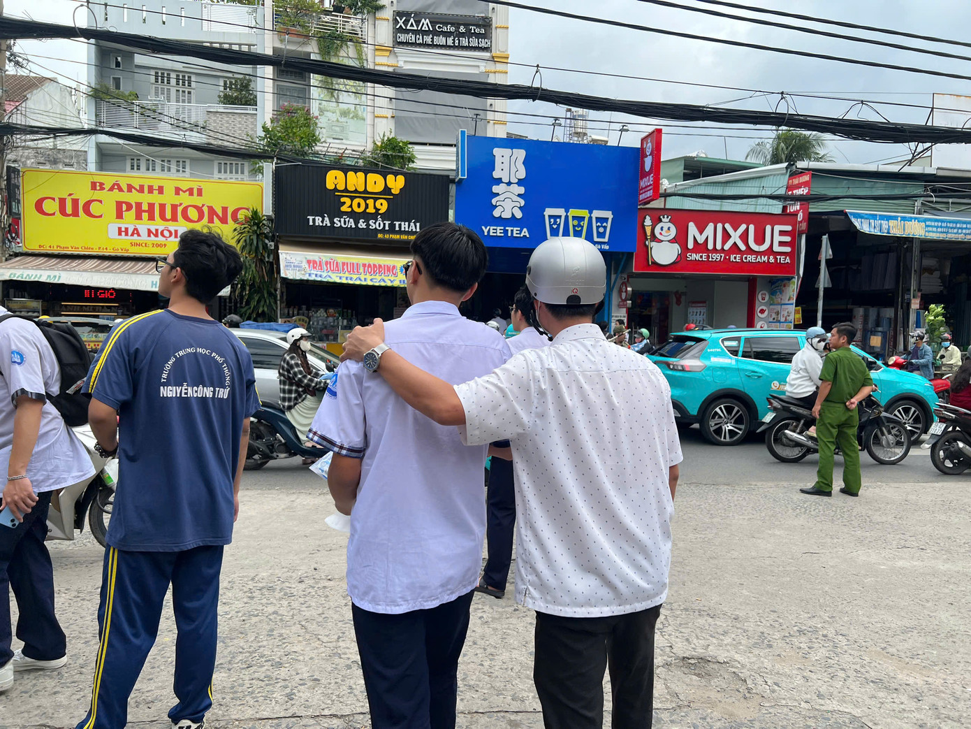 Cha khoác vai con trai động viên ra về, chuẩn bị sẵn sàng cho bài thi chiều 25/6. Ảnh: Phương Anh