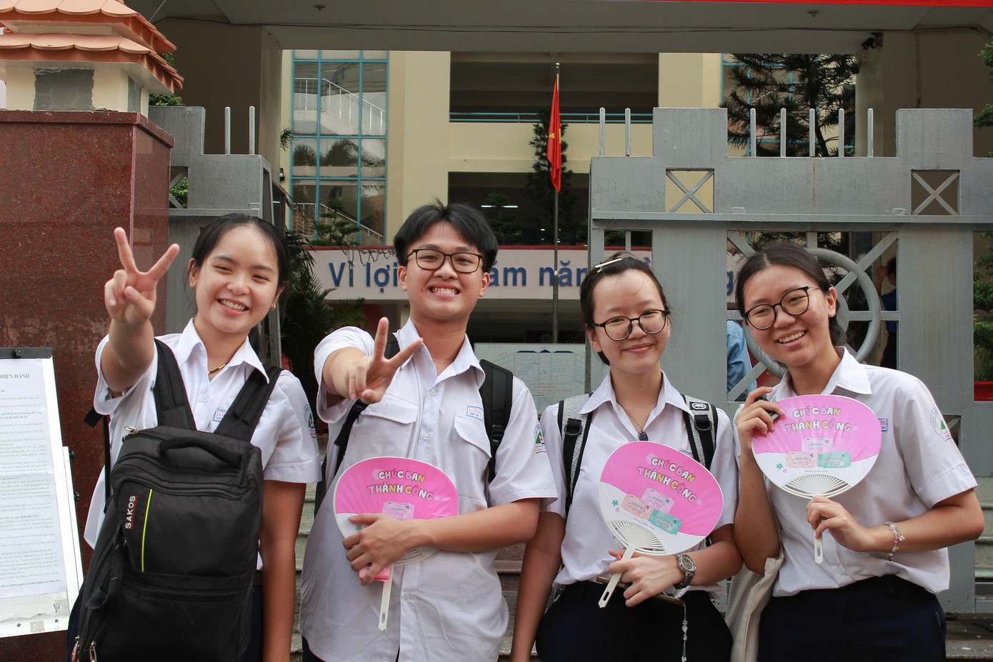 Nhóm bạn Thủy Tiên, Tuấn Kiệt, Mỹ Phụng, Khuê Huỳnh vui vẻ sau khi kết thúc bài thi Ngữ văn. Ảnh: Phi Long