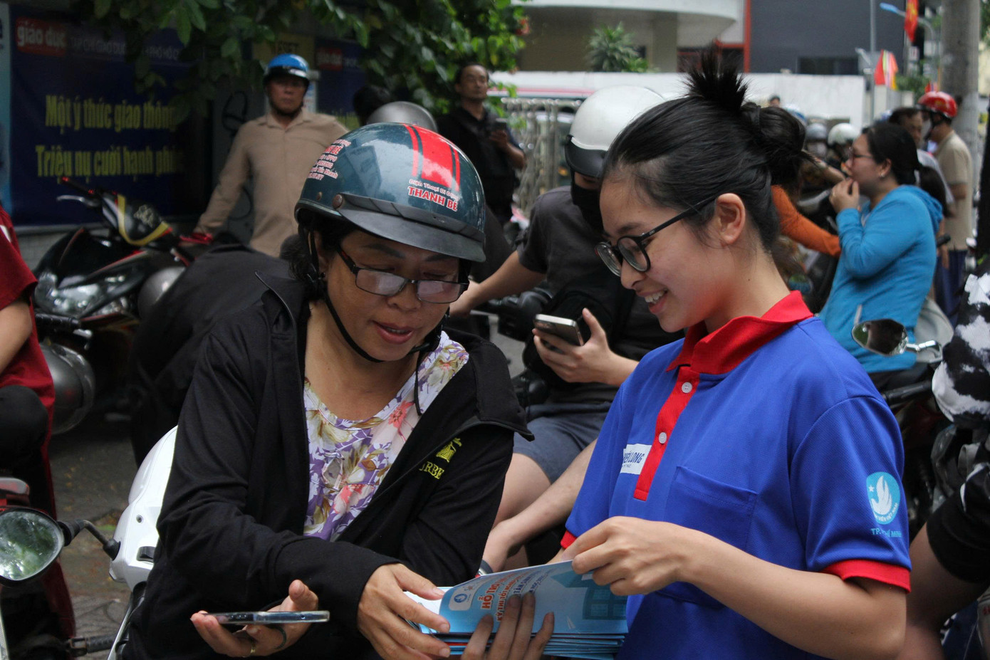 Đội hình TSMT trò chuyện và hướng dẫn phụ huynh một số thủ tục cơ bản sau khi kết thúc kỳ thi. Ảnh: Phi Long