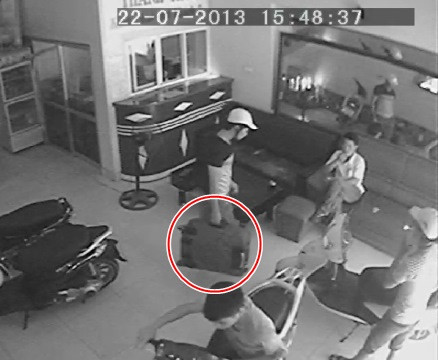 Nam thanh niên xách vali lên xe máy rời khỏi nhà nghỉ . Nam thanh niên xách vali lên xe máy rời khỏi nhà nghỉ