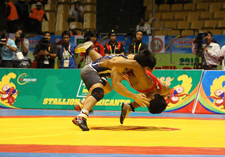 Hai đô vật Zaw Min Aung (Myanmar ) và Nguyễn Thế Anh (Việt Nam) cạnh tranh quyết liệt. Hai đô vật Zaw Min Aung (Myanmar ) và Nguyễn Thế Anh (Việt Nam) cạnh tranh quyết liệt