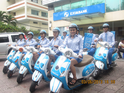 Đoàn xe Vespa của Eximbank chuẩn bị diễu hành trên đường phố