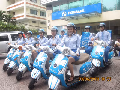 Đoàn xe Vespa của Eximbank chuẩn bị diễu hành trên đường phố