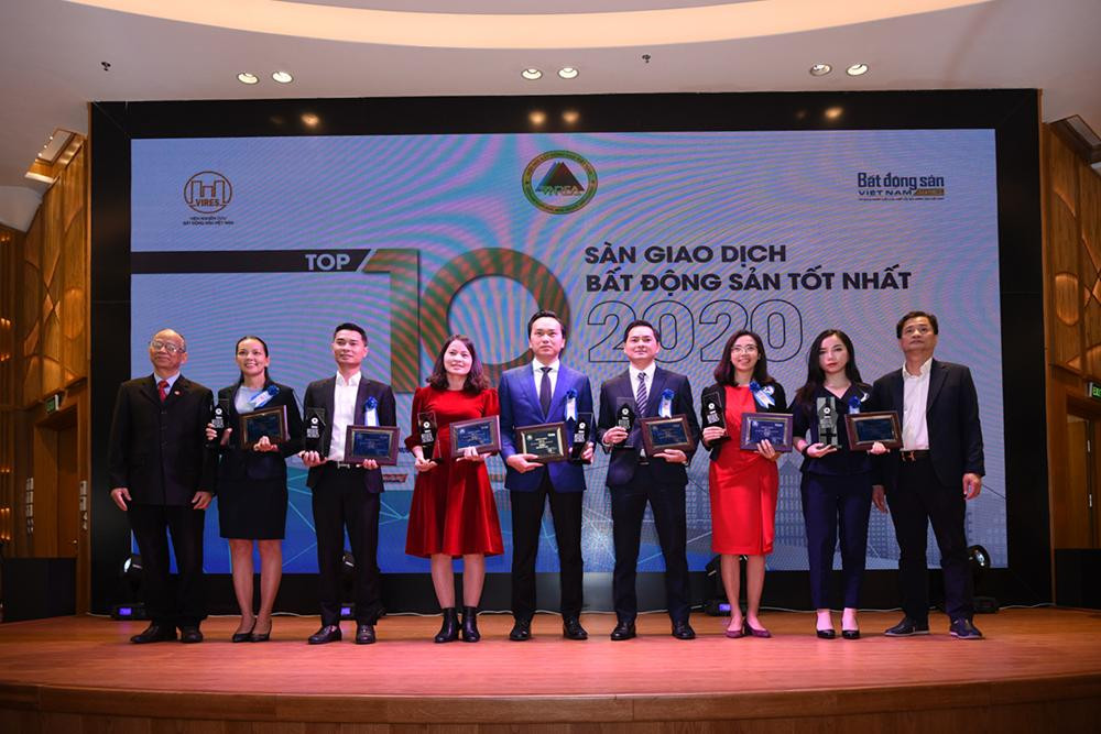 Đại diện các doanh nghiệp nhận giải Top 10 Sàn giao dịch Bất động sản tốt nhất năm 2020