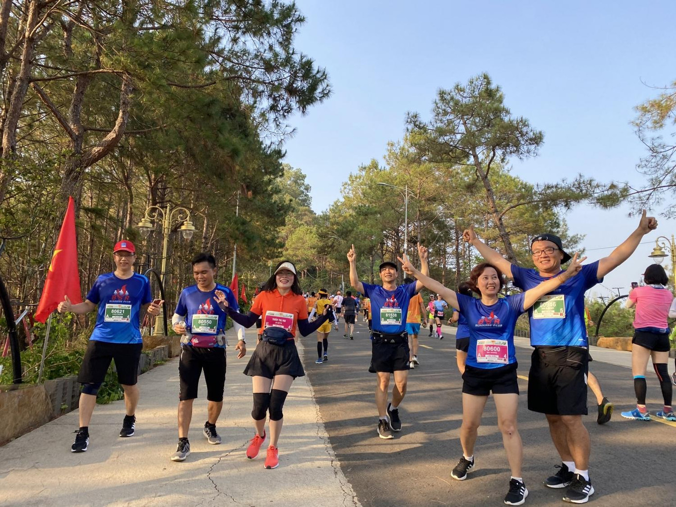 Tranh thủ check-in trên cung đường chạy tuyệt đẹp giữa đại ngàn