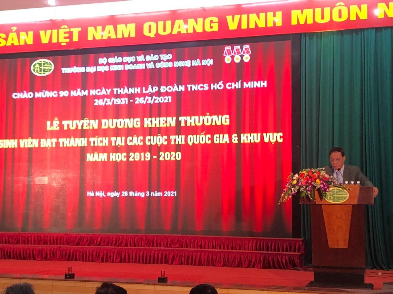 TS. Nguyễn Đình Đức Phó Trưởng phòng Công tác sinh viên đọc công bố quyết địnhkhen thưởng