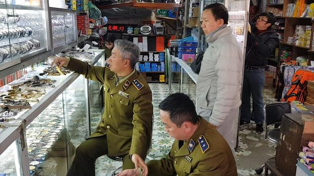 Cơ quan chức năng vào cuộc - Kiểm tra đồng hồ thật/giả tại các cửa hàng