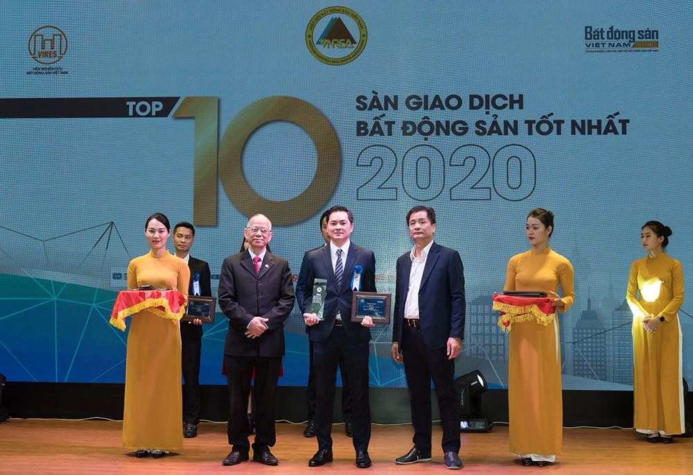 Ông Đỗ Văn Kiên – Đại diện PropertyX nhận giải Top 10 Sàn giao dịch Bất động sản tốt nhất năm 2020 từ TS. Nguyễn Văn Đính – Phó Chủ tịch kiêm Tổng Thư ký Hội Môi giới Bất động sản Việt Nam (Bên phải) và Chuyên gia kinh tế, TS. Nguyễn Minh Phong (Bên trái)