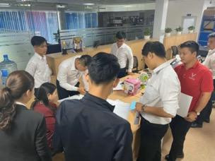 Các đại lý VinFast vẫn nườm nượp khách đến ký đặt cọc VF e34 sau một tuần mở bán.