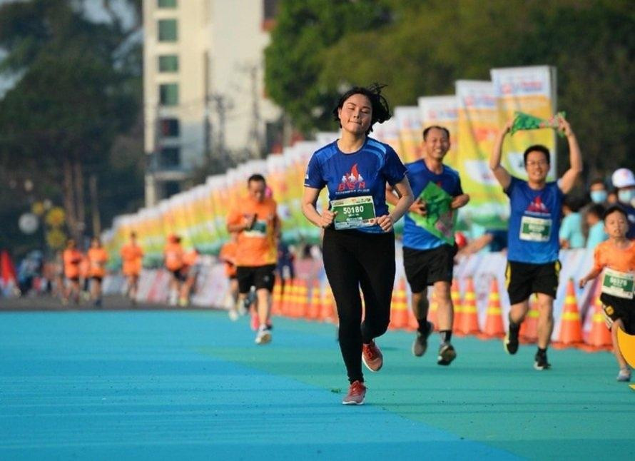 Chị Nguyễn Thị Huệ - nhân viên Văn phòng BSR tại Hà Nội. Chị Huệ phải đi hơn 1000km để đến tham dự giải. Đây là đầu tiên chị Huệ tham gia giải chạy Marathon và đã xuất sắc về nhất đội BSR ở cự ly 5km