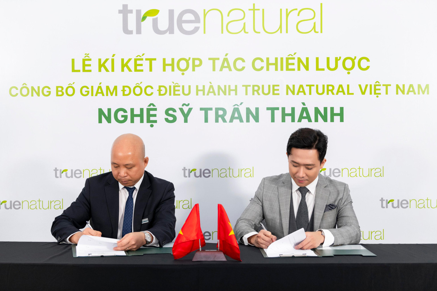 Hình ảnh kí kết hợp tác chiến lược &amp; công bố Giám đốc Điều hành True Natural Việt Nam - nghệ sỹ Trấn Thành diễn ra đầy trang trọng vào sáng 29/3. Đại diện công ty True Natural Việt Nam là Ông Đàm Quang Hùng - Phó Chủ tịch thường trực - Tổng Giám Đốc Thingo Group - Đơn vị chủ quản True Natural đứng ra ký kết cùng Tân Giám đốc Điều hành True Natural Việt Nam – Nghệ sĩ Trấn Thành.