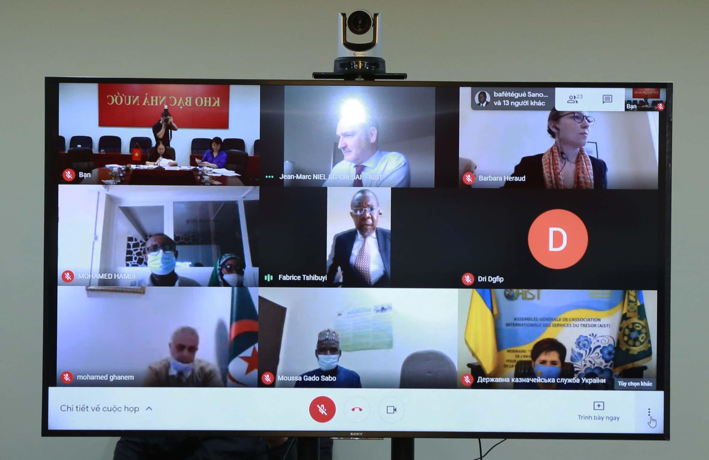 Đại diện các điểm cầu tham gia Hội nghị trực tuyến của Hiệp hội Kho bạc Quốc tế