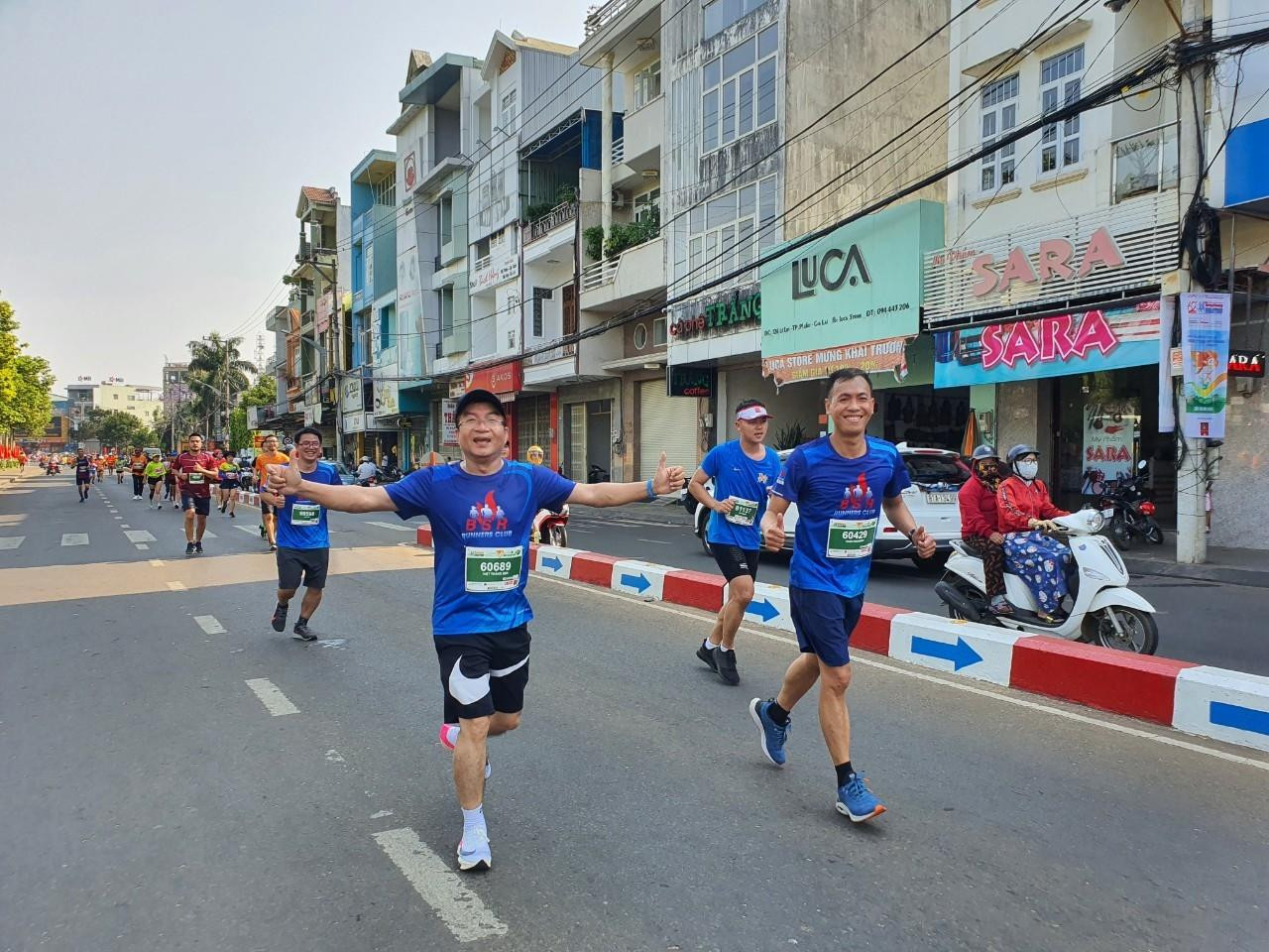 Anh Nguyễn Việt Thắng - Phó Tổng Giám đốc BSR (bìa trái) với niềm vui chinh phục cự ly 10km