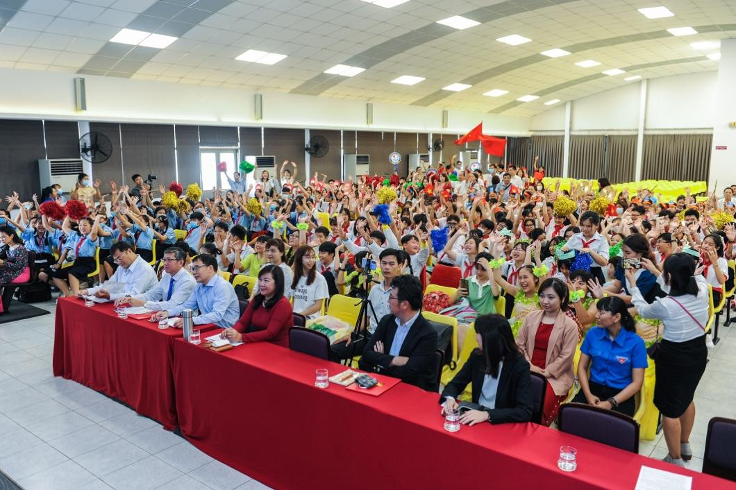 Các bạn học sinh cổ vũ rất nhiệt tình đã tạo ra bầu không khí vô cùng náo nhiệt tại ngày Chung kết của Hội thi