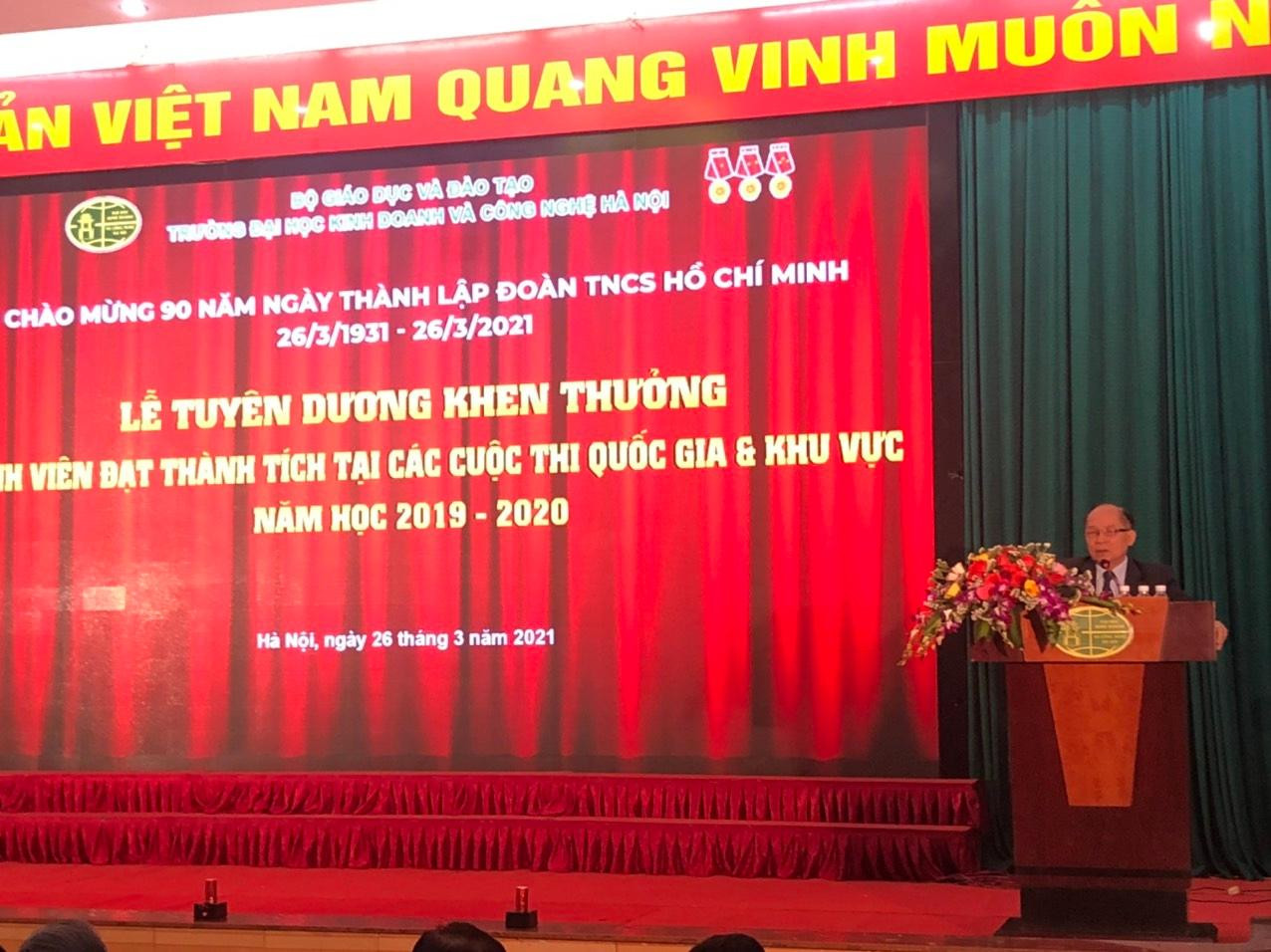 Phó Hiệu trưởng thường trực TS. Đỗ Quế Lượng phát biểu tại buổi Lễ