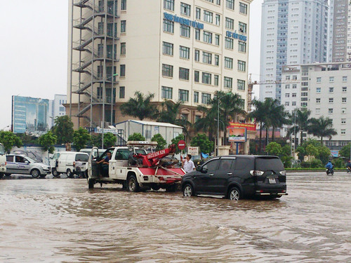 Nhiều ô tô bị chết máy phải gọi xe cứu hộ đến trợ giúp