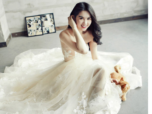  Nụ cười rạng rõ của Ngọc Trinh trong một phút chụp ảnh tinh nghịch