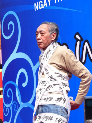 Trình diễn thơ có nên xem là nghệ thuật biểu diễn? Trong ảnh là màn trình diễn thơ của nhà thơ Dương Tường trong Ngày thơ Việt Nam 2008 