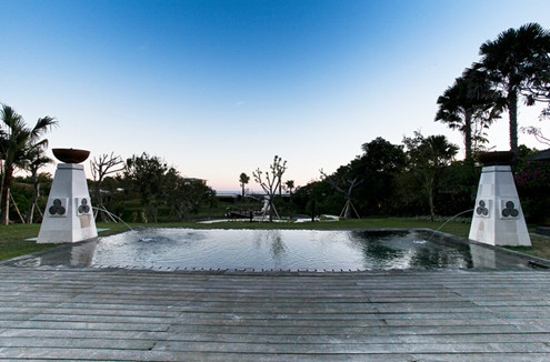 Căn nhà này nằm cạnh ngôi đền Uluwatu. Đây là nơi duy nhất trong khu vực này có khách du lịch.