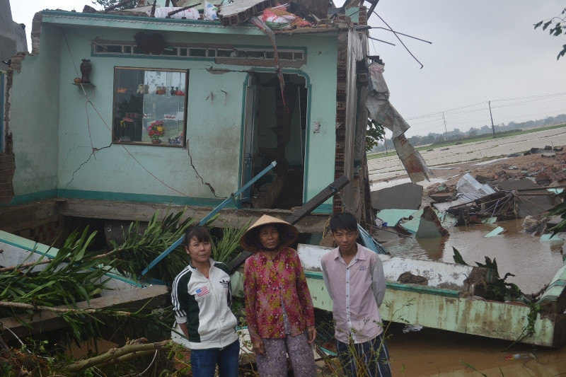 Ba mẹ con bà Hoa rơi vào cảnh màn trời chiếu đất sau một đêm. Ảnh Việt Hương