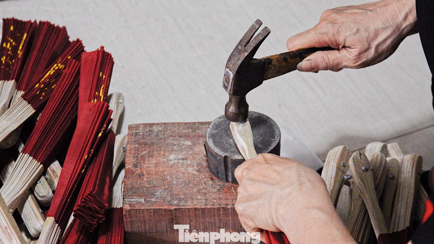 Các nghệ nhân Chàng Sơn sẽ suốt đinh những thanh tre vót mỏng và đều nhau thành hình vòng cung. Bao bọc các nan tre cẩn thận bằng tấm giấy dó hoặc vải đã được cắt sẵn và sử dụng hồ kết dính thật chắc chắn. Theo lời các nghệ nhân Chàng Sơn, khi vào giấy hay vải cho nan quạt phải khéo léo, tỷ mỷ, sao cho giấy không bị nhàu, nếp gấp phẳng, đều, tiện cho công việc gia công, trang trí