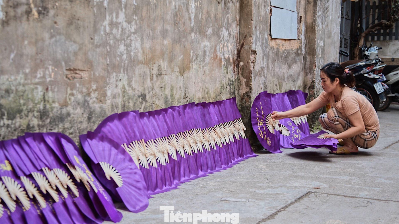 Những con ngõ nhỏ phơi đầy quạt giấy cùng những bó tre tươi nằm ven ngõ dẫn du khách đến với làng quạt truyền thống Chàng Sơn, huyện Thạch Thất, Hà Nội.