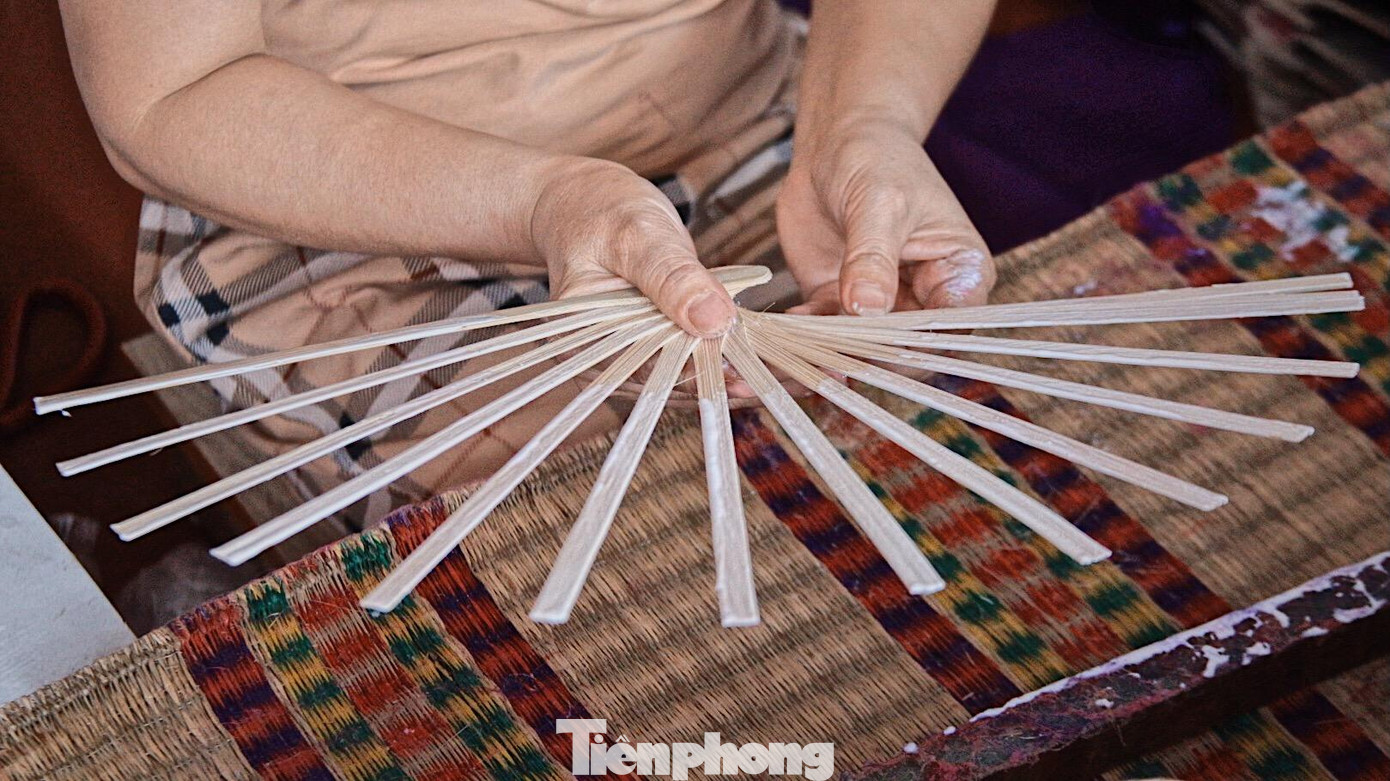 Tre cắt thành ống, cạo tinh xanh, lấy dao tách cật ra, gắn sơn ta vào giữa hai thanh tre. Sau đó, các thanh tre được bó chặt lại vài tháng, đến khi khô sơn mới vót thành nan quạt. Sợi mây phải óng, mượt, dài để khi đan không phải nối nhiều đoạn lại với nhau