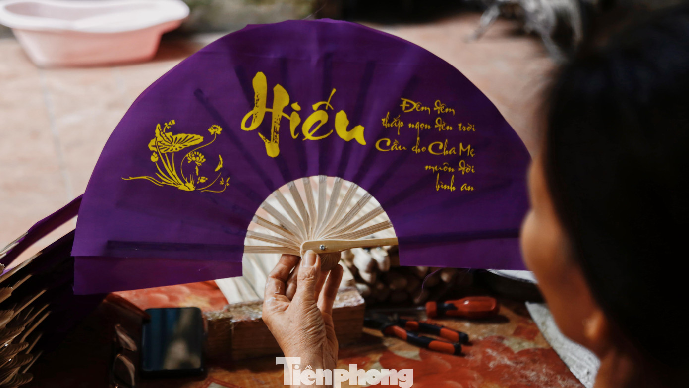 Quạt tranh là loại quạt khó làm hơn cả. Kích cỡ và thể tài của quạt tranh khá đa dạng, nên quạt tranh có thể cầm tay hay treo trong nhà như một kiểu trang trí nội thất. Kỹ thuật làm quạt tranh phức tạp hơn nhiều so với làm quạt giấy hay quạt the thông thường. Tranh được vẽ trên lụa, và đôi khi còn được thêu ren trước khi gắn vào nan quạt