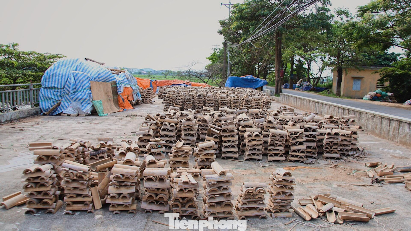 Nguyên liệu cơ bản một chiếc quạt giấy hay quạt the đều gồm tre, giấy, vải và hồ nếp. Tre phải dẻo, già, có độ tuổi từ 3 năm trở lên, không mối mọt thì nan quạt mới bền, đẹp