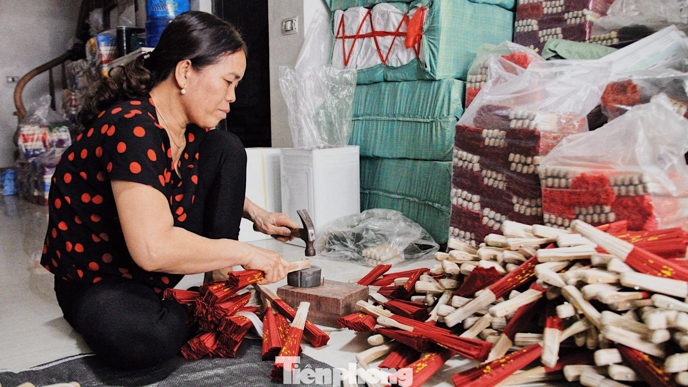 Thêm phần chắc chắc hơn để sản phẩm quạt chất lượng nhất đến tay người tiêu dùng, quạt của làng nghề người dân Chàng Sơn được đóng đinh chắc chắn thêm lần cuối cùng.