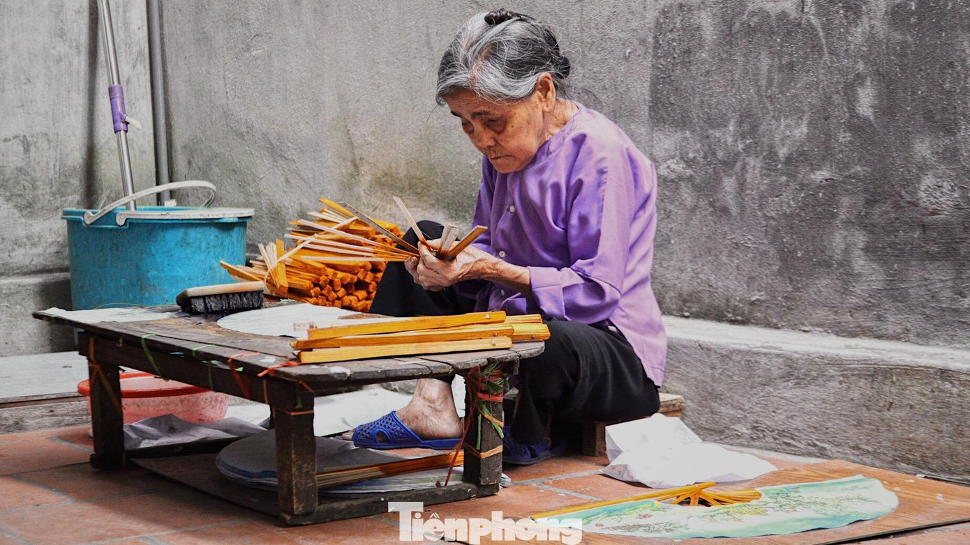 Quạt tranh là loại quạt mất nhiều thời gian và khó làm nhất bởi kích cỡ lớn, họa tiết cầu kỳ.