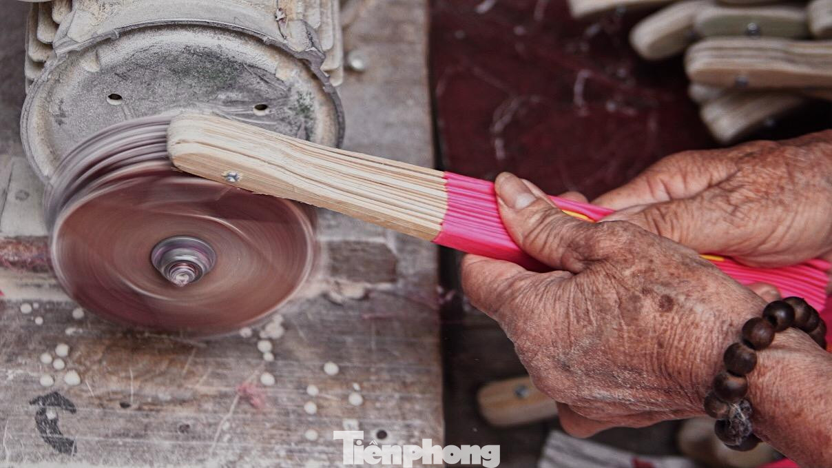 Không chỉ còn là những chiếc quạt giấy bình thường, mẫu mã đơn giản. Giờ đây, làng quạt Chàng Sơn còn sáng tạo ra quạt tranh, quạt lụa, quạt vải, quạt ren, quạt in theo yêu cầu …