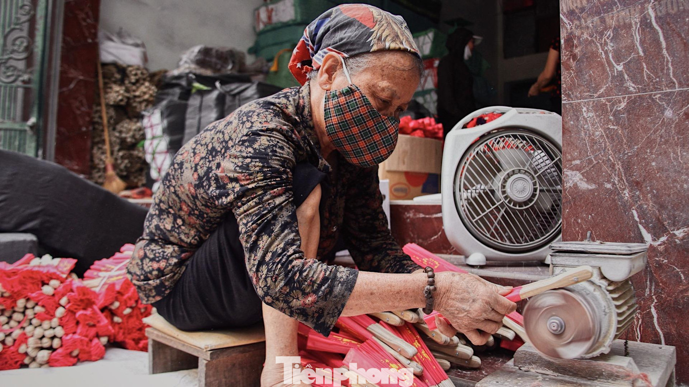 Để những chiếc quạt thêm phần hoàn chỉnh, sắc nét. Công đoạn mài quạt vô cùng quan trọng