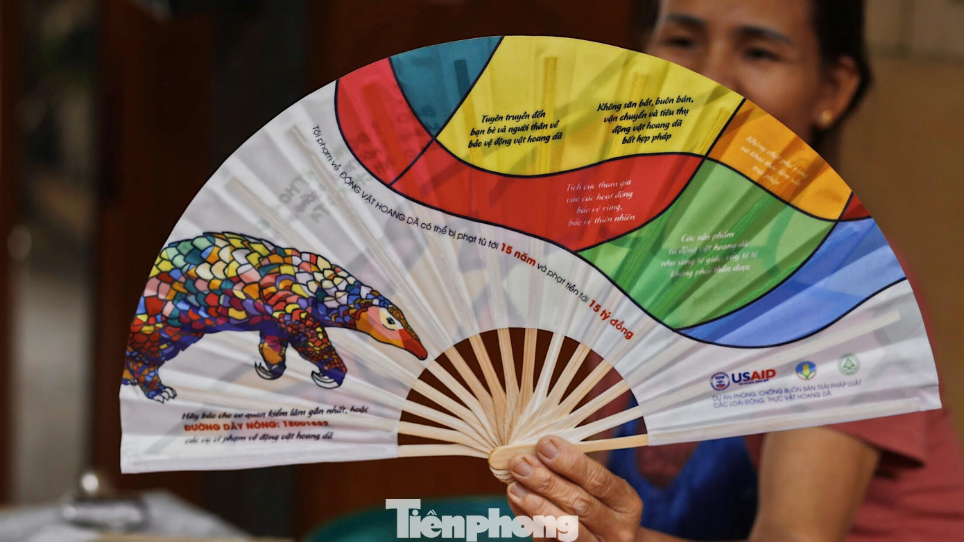 Một chiếc quạt được in thông điệp tuyên truyền bảo vệ động vật hoang dã
