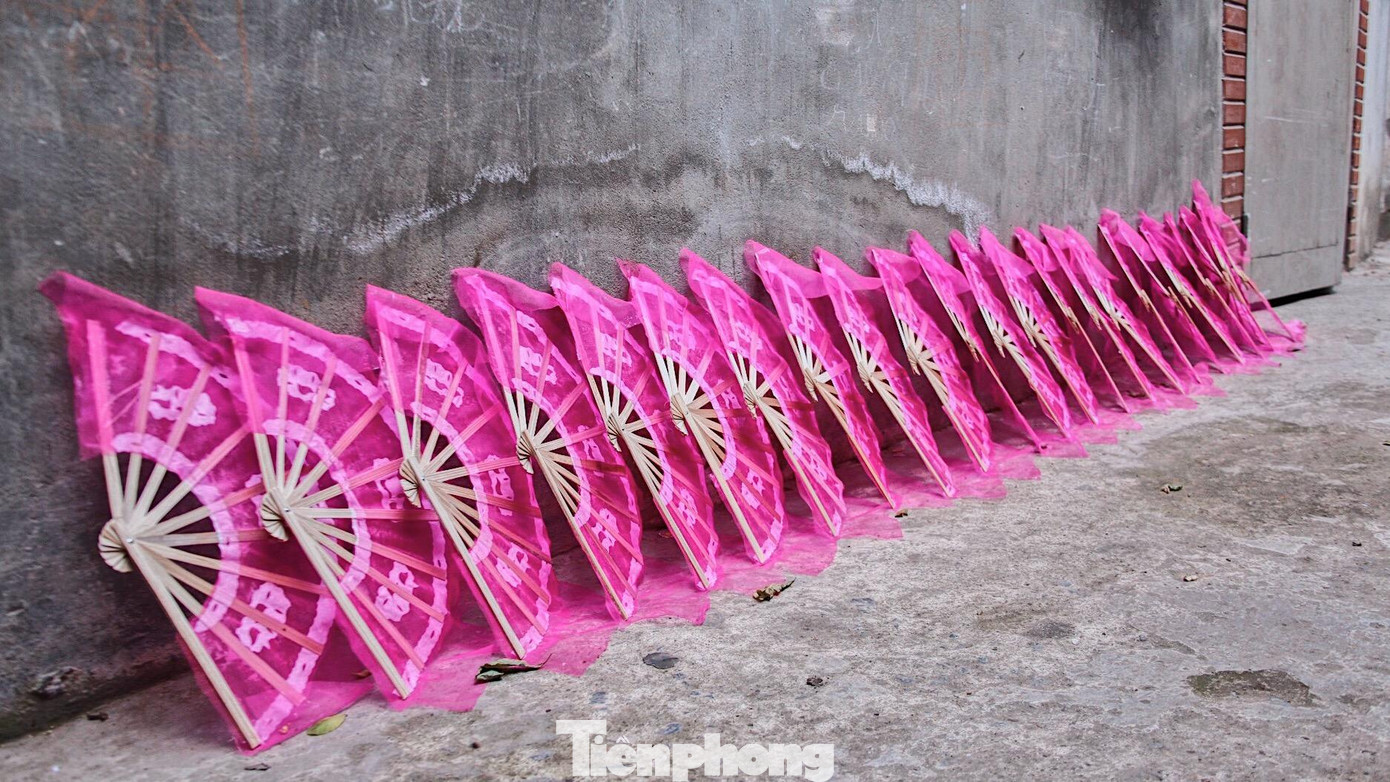 Để tạo ra một chiếc quạt tranh, nghệ nhân Chàng Sơn không chỉ có bàn tay khéo léo, tài hoa, mà còn phải có khả năng sáng tạo và cảm thụ hội hoạ tốt