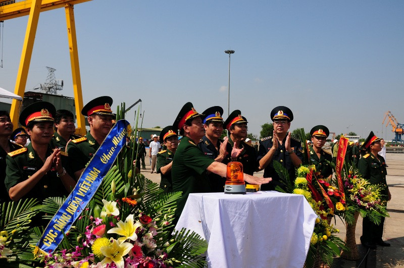 Thượng tướng Nguyễn Thành Cung, Thứ trưởng Bộ Quốc phòng, nhấn nút hạ thủy tàu