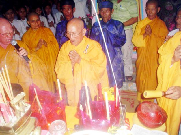 Lễ cúng thả hoa đăng tại Âm Linh tự