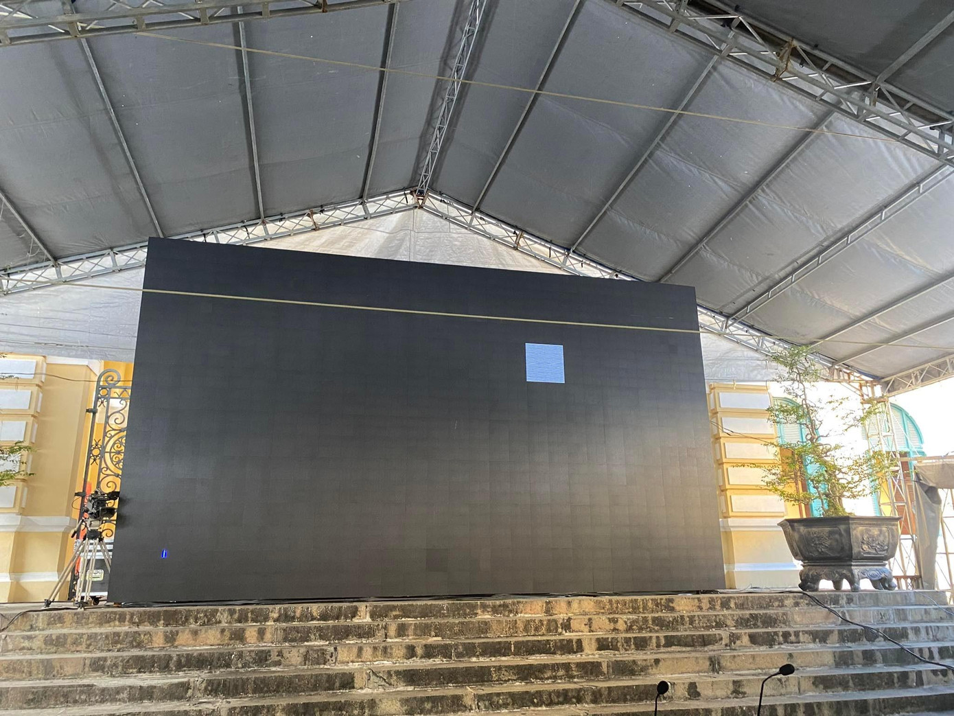 Màn hình phục vụ các bị hại được đặt tại trước sân tòa. Ảnh: Tân Châu