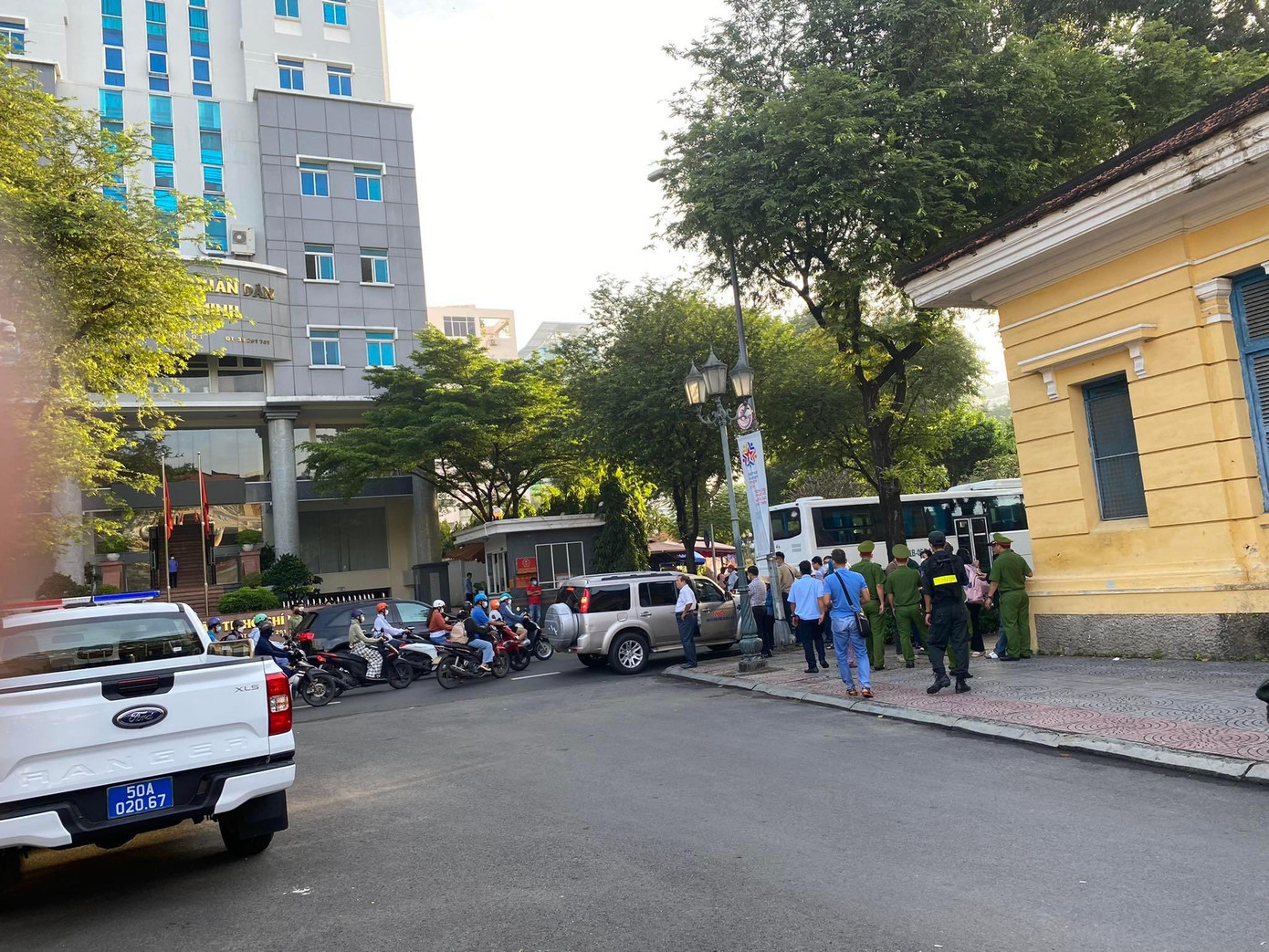 Khu vực trước cổng tòa án lúc 7h sáng nay. Ảnh: Tân Châu