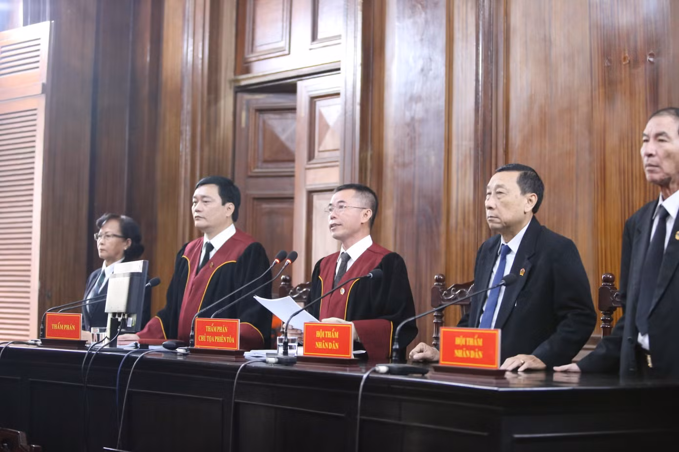 Hội đồng xét xử đang tuyên án.