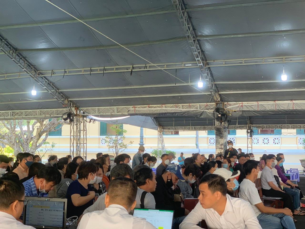 Bị hại khai báo thông tin với thư ký phiên tòa sáng nay 13/12. Bị hại khai báo thông tin với thư ký phiên tòa sáng nay 13/12.