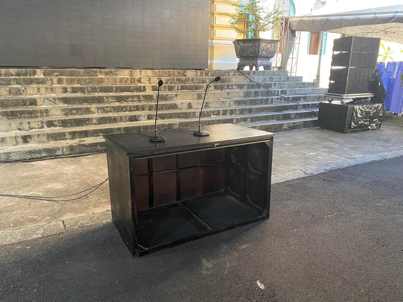 Bục khai báo dành cho các bị hại trả lời thẩm vấn của HĐXX, được đặt ngoài sân tòa và có mái che. Ảnh: Tân Châu.