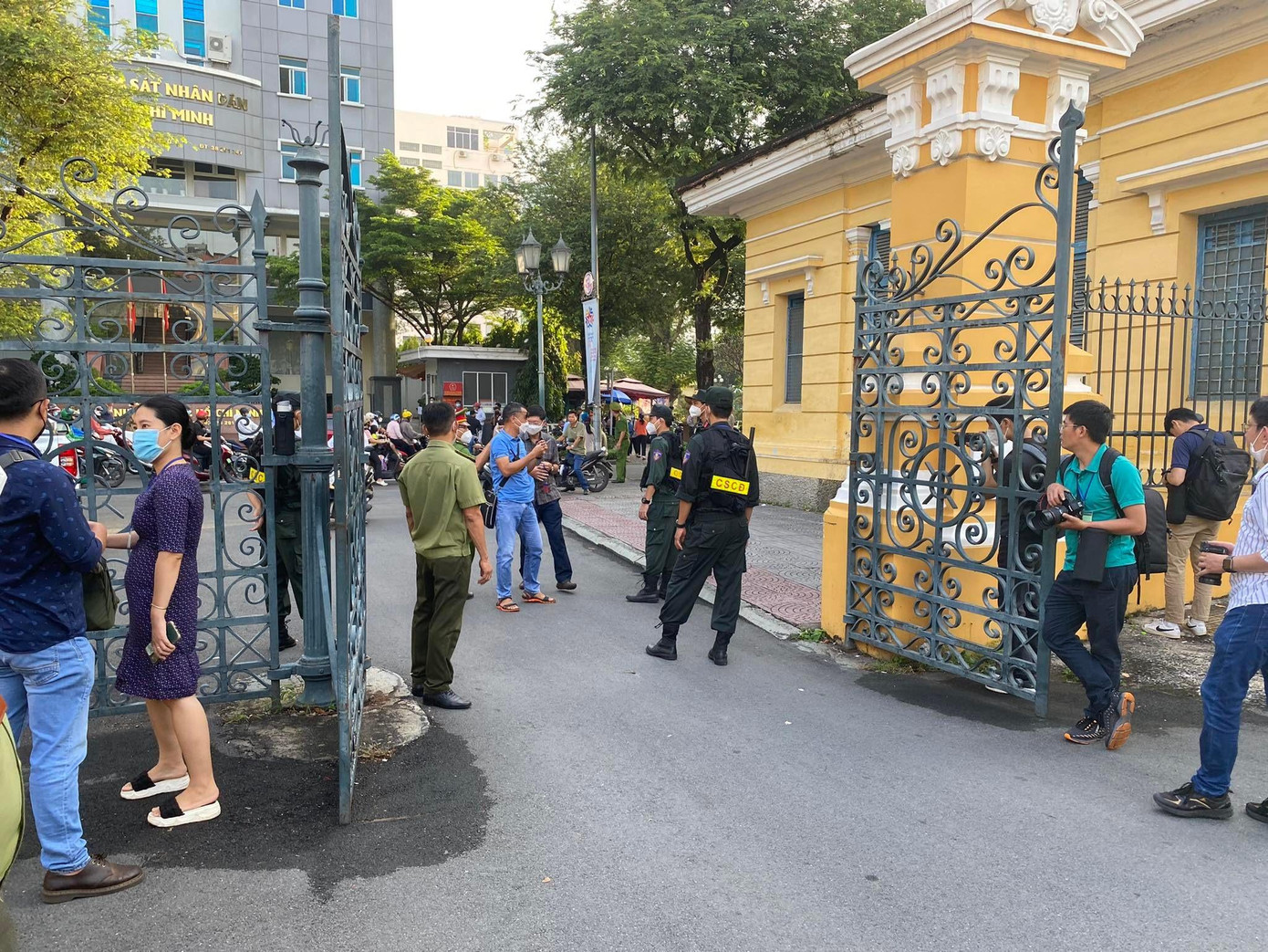 Cổng chính vào tòa án lúc 7h sáng nay. Ảnh: Tân Châu