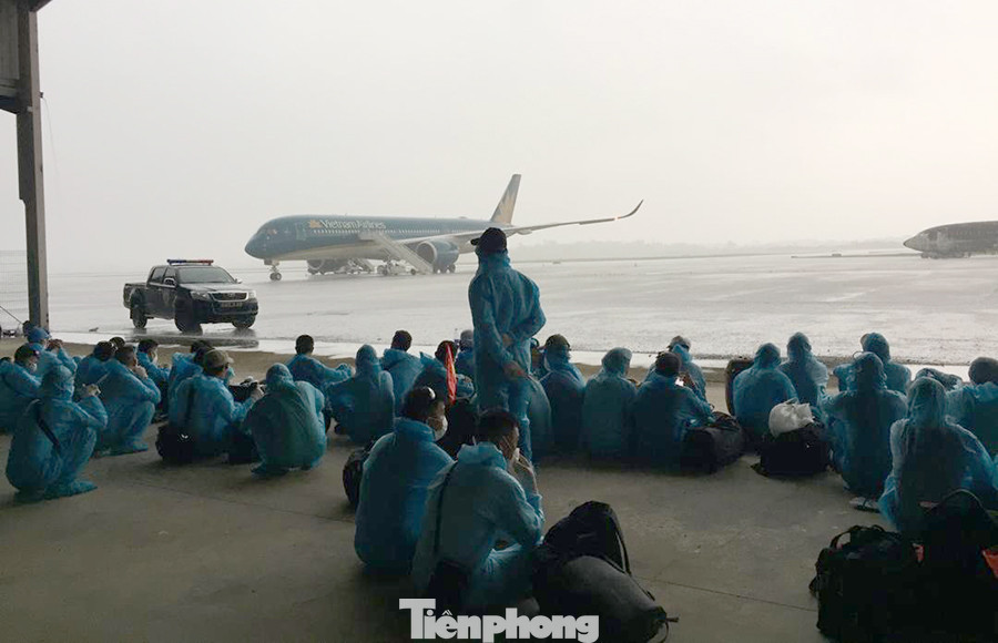 Người lao động Việt Nam mắc kẹt tại Guinea Xích đạo được Vietnam Airlines tổ chức chuyến bay giải cứu hồi năm 2020. Người lao động Việt Nam mắc kẹt tại Guinea Xích đạo được Vietnam Airlines tổ chức chuyến bay giải cứu hồi năm 2020.