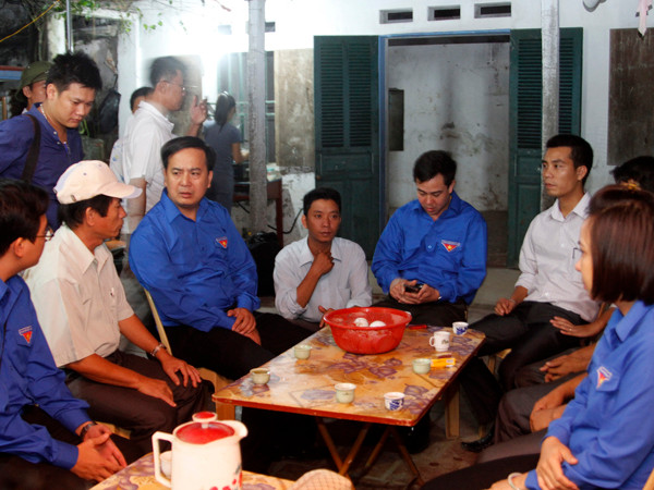 Tại Thái Bình, Đoàn công tác đã đến chia buồn với gia đình anh Hà Đức Nghĩa (thôn Minh Vũ, xã Thụy Xuân, Thái Thụy. Cơn bão đã 