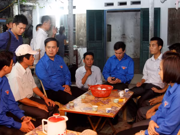 Tại Thái Bình, Đoàn công tác đã đến chia buồn với gia đình anh Hà Đức Nghĩa (thôn Minh Vũ, xã Thụy Xuân, Thái Thụy. Cơn bão đã 