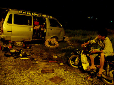 Dịch vụ vá vỏ di động Huỳnh Văn Sỹ ngồi chờ khách lúc nửa đêm