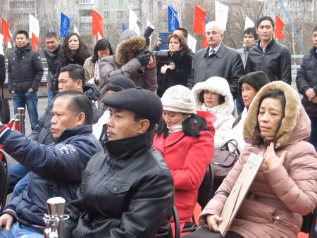 Các Phật tử bày tỏ lòng thành kính